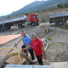 Uns operaris traspassant aigua dels camions cisterna al dipòsit de l'Espluga de Francolí, per la situació de sequera que pateix.