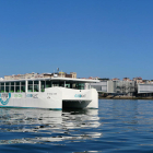 Modelo de embarcación eléctrica como la que comprará Amposta para ofrecer visitas turísticas desde el río Ebro.