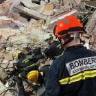 Imagen de Bombers trabajando entre los escombros.