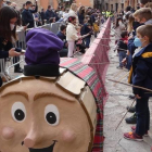 De una longitud de más de cincuenta metros, este repartió golosinas por todos los niños y niñas