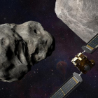 Il·ustració que recrea la nau DART aproximant-se a l'asteroide Dydimos.