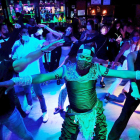 Persones ballant a l'interior d'un bar musical.