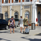Una família amb la maleta a l'estació de Renfe de Tortosa.