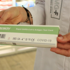 Una caja de un test|tiesto de antígenos rápido de la covid-19 en una farmacia.