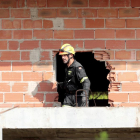 Un miembro de los equipos de rescate en el derrumbe del edificio de Peñíscola.