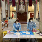 Imatge de dues infermeres fent tests als membres de la colla Xiquets de Tarragona.