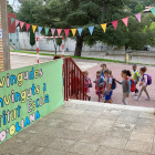 El momento de la entrada en el Institut Escola de Oliana (Alt Urgell) de un grupo de alumnos en el primer día de curso escolar, donde se ve un cartel que les da la bienvenida en el nuevo instituto escuela.