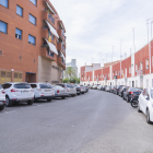 Imatge de cotxes aparcats en un carrer del barri del Serrallo de la ciutat de Tarragona.