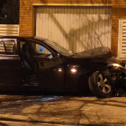 Imatge d'arxiu d'un cotxe accidentat contra la façana d'una vivenda a Reus.