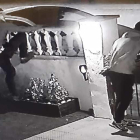Imagen de los ladrones grabada por una cámara de videovigilancia de uno de las viviendas afectadas.