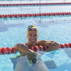 Santi Jané, un usuario de la piscina olímpica climatizada y al aire libre, en uso de la instalación deportiva de la Anella Mediterrània.