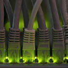 Pla detall de cables de connexió a internet.