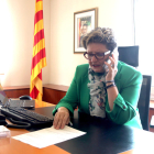 La delegada del Govern, Teresa Pallarès, treballant al seu despatx a la delegació de Tarragona.