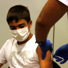 Pla curt d'un dels primers joves d'entre 12 i 15 anys que ha rebut la vacuna a Manresa.