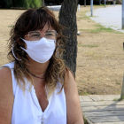 Sílvia Soler, portaveu del Col·lectiu d'afectades i afectats persistents per la covid-19, asseguda en un banc del Passeig Marítim de Castelldefels