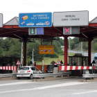 Dos coches y un camión pasando por el peaje del Túnel del Cadí, a la carretera C-16 y al tramo de la Cerdaña, en el primer día que se recupera la movilidad con la Cataluña Central.