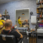 Les perruqueries, com la barberia Salcedo, són un dels negocis afectats per la pujada de la llum.