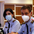 Montserrat Escudé, inspectora dels Mossos d'Esquadra i Sergi Martínez, sostinspector, explicant la campanya de prevenció de falsos revisors del gas.