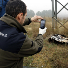 Un agent rural fent una foto a una àliga daurada morta electrocutada per una línia de mitja tensió a Soses, l'1 de febrer de 2017