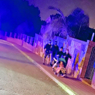 Imatge d'unes persones passant per davant de la casa ocupada i que ha posat en peu de guerra els veïns de Boscos de Tarragona.