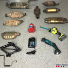 Imatge dels catalitzadors i eines que van ser requisats als detinguts a una masia.