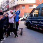 Veïns del Poble-sec aplaudint els Mossos després de l'operatiu policial.