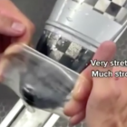 Captura del vídeo on es veu posant el preservatiu al caiac
