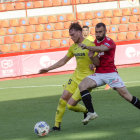 Andrei Lupu bregant amb un rival durant el partit contra el Villarreal B de la fase d'ascens de la darrera temporada al Nou Estadi.