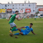 Joan Oriol realiza una entrada a un rival durante el Atlético Sanluqueño-Nàstic.