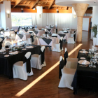 Gran plano general de un salón preparado para celebrar el Fin de Año en un hotel de Sitges.