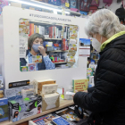 Una dona comprant bitllets de la Grossa de Cap d'Any