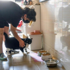 Imagen de Lucia González, cuidadora de gatos en la ciudad de Granada.