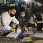 Un grupo de participantes del escape room del refugio antiaéreo de Valls de la Guerra Civil, haciendo una de las pruebas