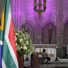 Mpho Tutu, filla de Desmond Tutu, s'asseu tranquil·lament sola durant el funeral d'estat del difunt arquebisbe emèrit Desmond Tutu a Ciutat del Cap, Sud-àfrica.