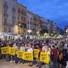 Centenars de persones manifestant-se a la Plaça de la Font.