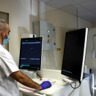 Un tècnic de l'Institut Català d'Oncologia utilitzant el mamògraf per fer les proves per al cribratge del càncer de mama.