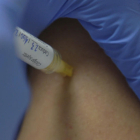 Primera administració de la vacuna contra la covid-19 d'Hipra a una persona voluntària, en el marc de la fase I/IIa de l'assaig clínic en humans.