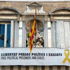 Imatge de la pancarta a la façana de la Generalitat.
