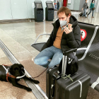 Ignasi Cambra con su perro guía en el aeropuerto de Barcelona-El Prat