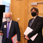 El eurodiputado Carles Puigdemont y su abogado, Gonzalo Boye, en la entrada de la vista por el suplicatorio.
