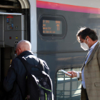 Dos passatgers pugen al tren a l'estació de Perpinyà.