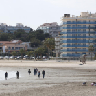 Panorámica de la playa de la Pineda, en el término de Vila-seca, en invierno, con pocos visitantes paseando por ella.