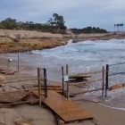 El mal onatge destrossa la zona reservada per a gossos de la platja del Miracle