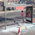 Una marquesina de autobús próxima a la plaza España con los vidrios rotos.