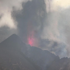 El cono del volcán de la Palma se rompe parcialmente y provoca una nueva colada de lava más fluida hacia el mar