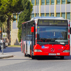 Imagen de archivo de uno de los autobuses de la EMT circulando por Tarragona.