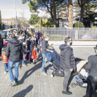 Molts infants i els seus pares esperant a la cua del carrer General Moragues per tal d'accedir al recinte de l'acte, ahir.