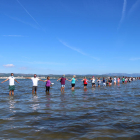 Los participantes haciendo la cadena humana a la bahía del Fangar, en l'Ampolla (Baix Ebre), para denunciar la regresión que sufre el delta del Ebro.