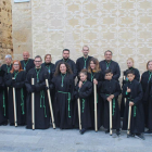 Grupo de miembros de la Hermandad durante el viacrucis del 2019.