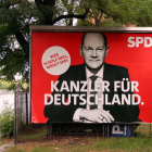 Un cartel del candidato de la SPD, Olaf Scholz, en el centro de Berlín